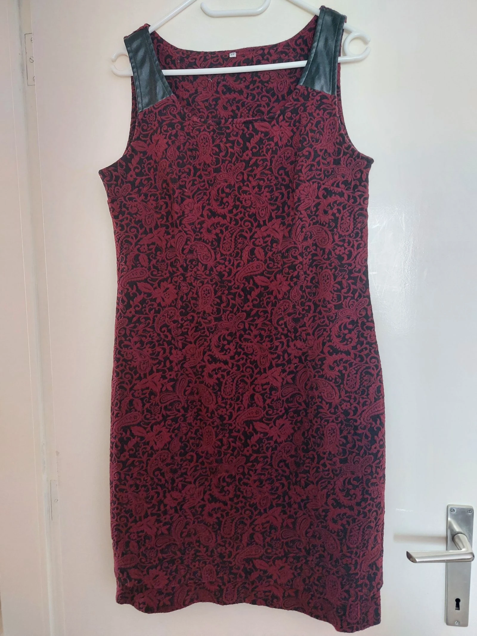 Bordeauxrode jurk met paisley patroon - 44